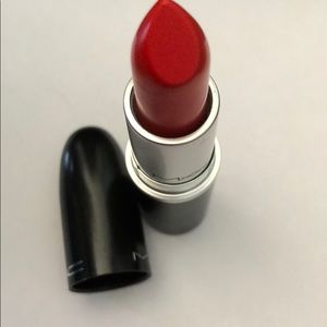 Selling a Mac matte lipstick 💄